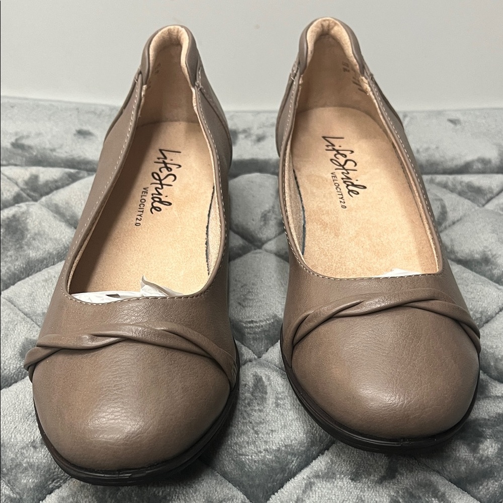 NWOT Life Stride Impact Wedge SlipOn Women's Taupe Flats 9M